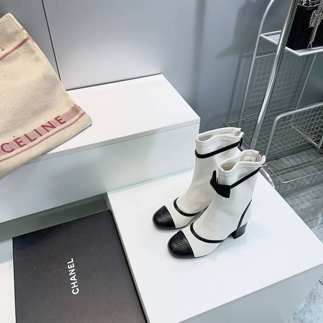 高品质出厂 ！顶级品质Chanel香奈儿2025Ss秋冬小香新品蝴蝶结粗跟圆头后拉链弹力皮短靴！本季秋冬季必备单品！！ 小红书力推款，怎么搭配都好看，时髦精必备