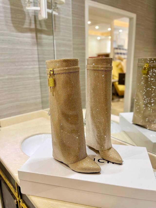 出价格P: 专柜正品级定制版本 Givenchy0 新款小奥钻高跟长靴,市面最高版本 纪梵希 锁扣 满钻五万多颗 风靡整个时尚圈 原版开发鞋型超级正 最高还原度  出价格P: 专柜正品级定制版本 Givenchy0 新款小奥钻高跟长靴,市面最高版本 纪梵希 锁扣 满钻五万多颗 风靡整个时尚圈 原版开发鞋型超级正 最高还原度