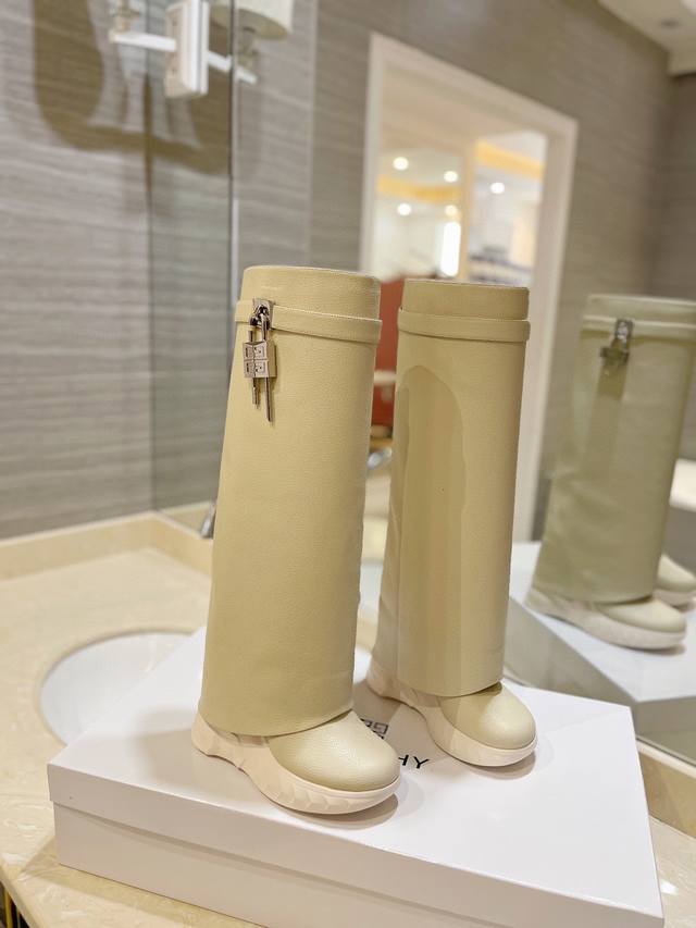 出价格P: Givenchy纪梵希 新款坡跟增高显瘦鲨鱼靴 风靡时尚圈的裤腿靴,非纪梵希莫属 堪称裤腿靴开山鼻祖,增高,显瘦 经典版型一再升级,全真皮制作 正品  出价格P: Givenchy纪梵希 新款坡跟增高显瘦鲨鱼靴 风靡时尚圈的裤腿靴,非纪梵希莫属 堪称裤腿靴开山鼻祖,增高,显瘦 经典版型一再升级,全真皮制作 正品