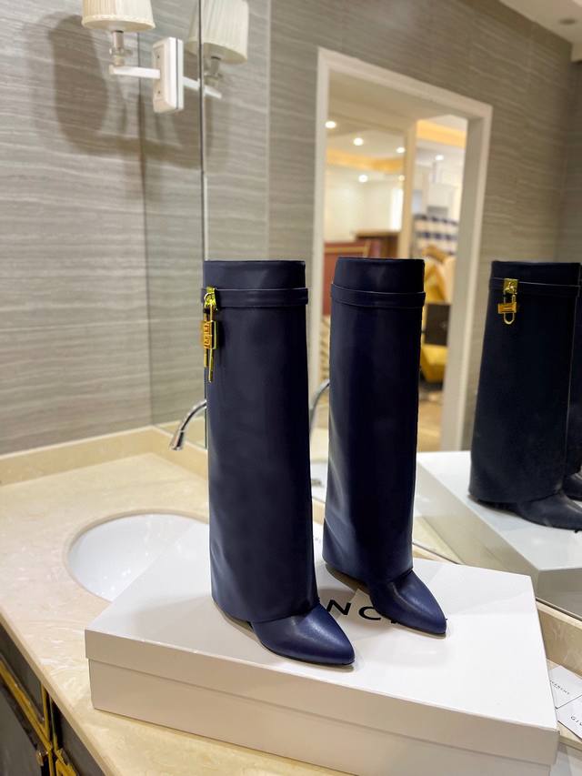 出价格P: 专柜正品级定制版本 Givenchy0 新款高跟长靴,市面最高版本 纪梵希 锁扣 风靡整个时尚圈 原版开发鞋型超级正 最高还原度鞋型 包裹性非常好  出价格P: 专柜正品级定制版本 Givenchy0 新款高跟长靴,市面最高版本 纪梵希 锁扣 风靡整个时尚圈 原版开发鞋型超级正 最高还原度鞋型 包裹性非常好