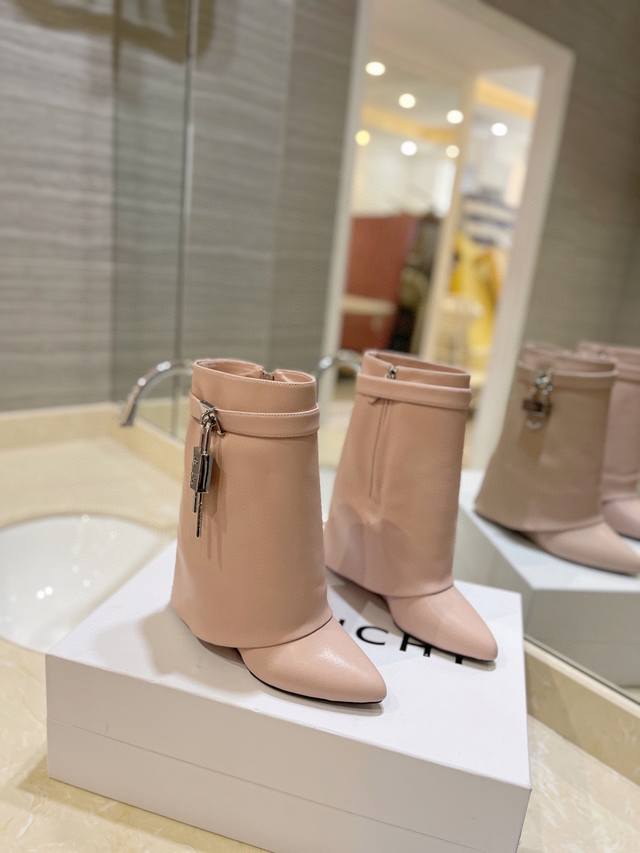 出价格P: 专柜正品级定制版本 Givenchy0 新款高跟短靴,市面最高版本 纪梵希 锁扣 风靡整个时尚圈 原版开发鞋型超级正 最高还原度鞋型 包裹性非常好  出价格P: 专柜正品级定制版本 Givenchy0 新款高跟短靴,市面最高版本 纪梵希 锁扣 风靡整个时尚圈 原版开发鞋型超级正 最高还原度鞋型 包裹性非常好