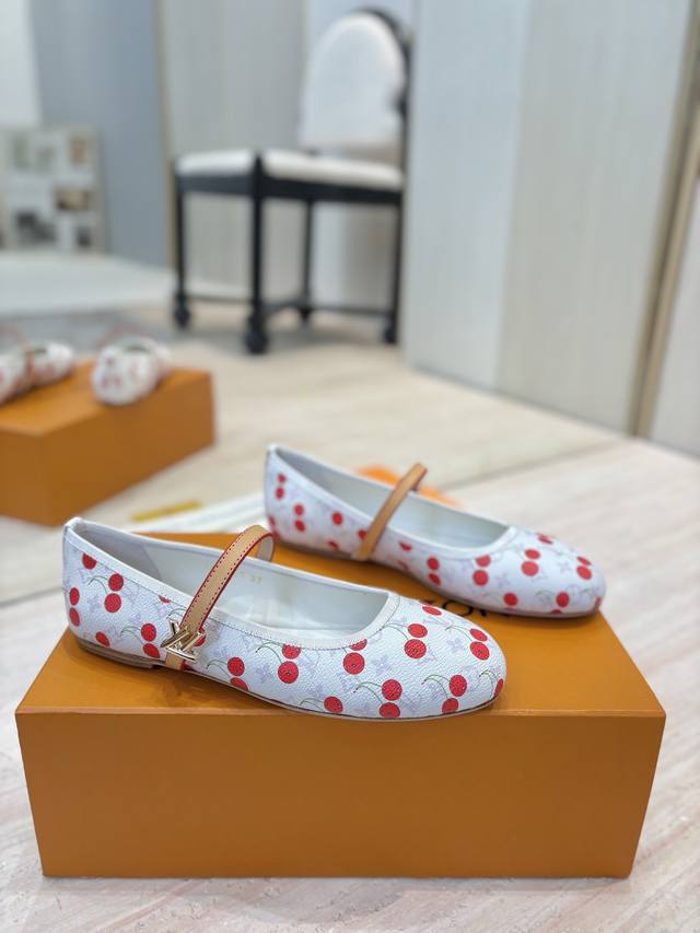 出厂价Pp： 高定樱桃面料 Louis Vuitton 2025夏季樱桃风限定、平底拖鞋 高矮跟鞋 芭蕾舞鞋系列 3D立体樱桃装饰 Lv本季最撩人的小心机！从秀