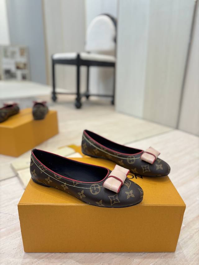出厂价Pp： 2025 最新Lv家 专柜 最新 走秀款四季鞋、官网系列同步更新、完美楦型+新元素蝴蝶结、工艺极其繁琐、平底设计舒适、走路不累脚、原版倒模楦型，极