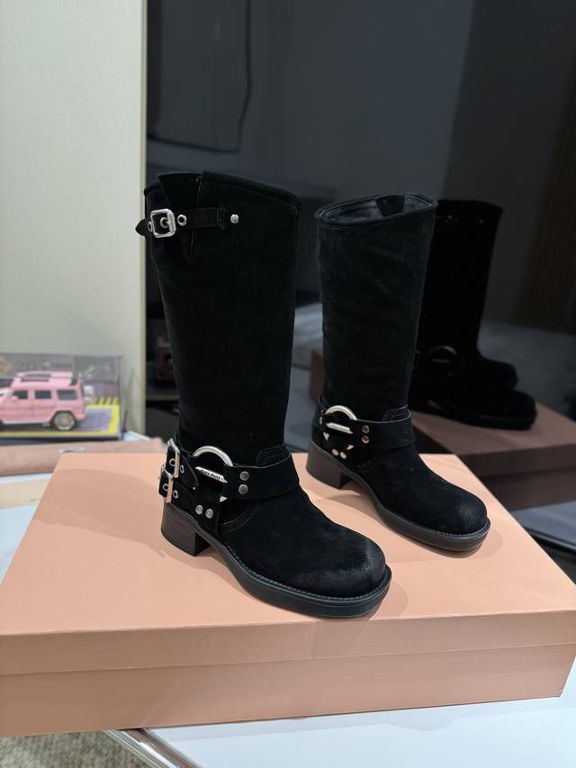 出厂价Pp： 扣长靴 Miu Miu 走秀款 马丁骑士靴 秋冬最美战靴鞋头大大翘翘是精髓。 妥妥断货节奏每一双都是独一无二不对寸的拉丝做旧复古效果 ，酷飒酷飒的