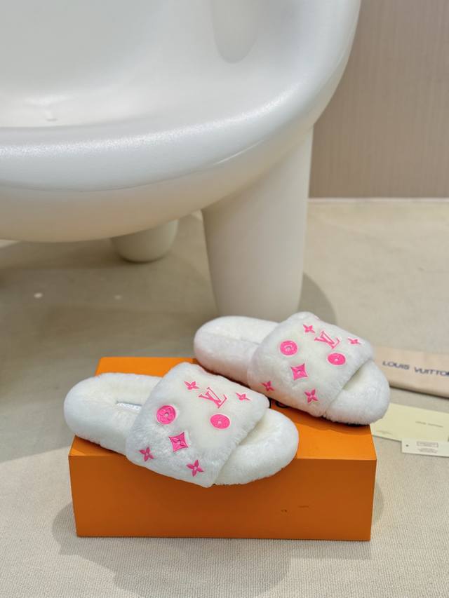 工厂P直批： Louis Vuitton 新款羊毛拖鞋细柔软羊毛 頂级品质纯皮毛一体直毛打造！超温暖的感觉，穿上仿佛踩在云朵上Lv经典老花装饰，精致高级！让这双