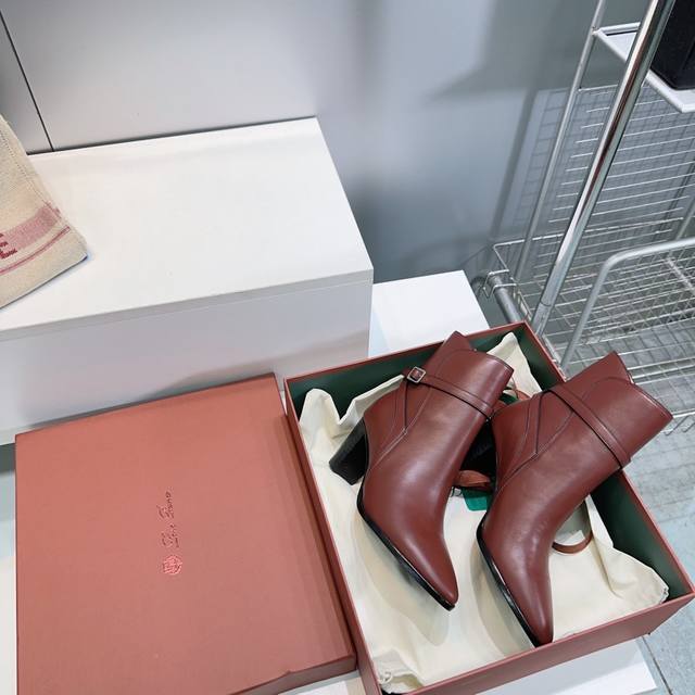 高品质出厂490！小众潮牌Loro Piana 诺悠翩雅 L Ss 秋冬新款粗跟踝靴尖头搭扣高跟短靴！ 这款短靴靴采用自然透亮蜡感牛皮革精制，为都市着装增添优雅