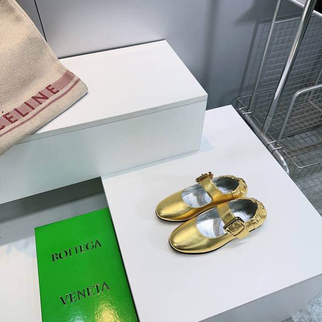 高品质出厂 ！顶级品质Bottega Veneta 25 春夏新款玛丽珍平底单鞋 Bv Sharp Chain Pump 黑色全真皮 后跟 家族元素 编织系列！