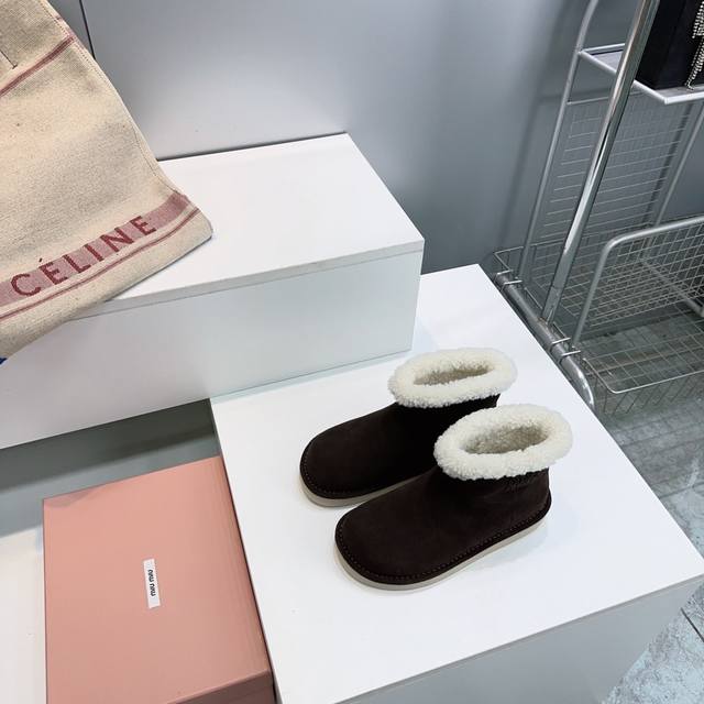 高品质出厂 ！顶级品质Miu Miu缪缪2025冬季新款简易圆头羊羔毛雪地靴！ 一般冬天的雪地靴都很厚重 Miu家今年冬天出的这款就很可爱嘛 简约的圆头设计，侧