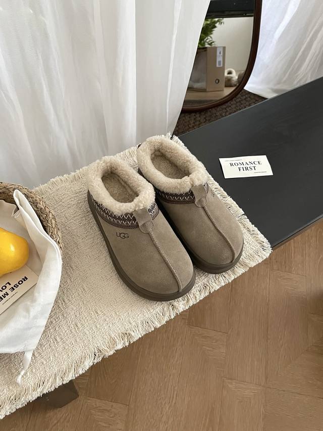 Ugg新款上新！小土豆民族风卷毛款羊毛鞋 鞋口那一圈精致的民族风花纹织带，色彩碰撞巧妙，满满的异域风情 ，像是把民族艺术穿在了脚上。 毛茸茸的羊毛内里，软乎乎超