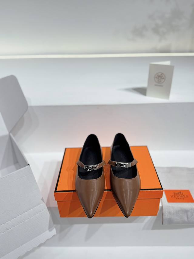 Hermes 新款爱马仕Kiara40尖头小猫跟Kelly扣单鞋 Zp购入做货，顶级原单品质！鞋面：进口头层小牛皮面料，垫脚混种羊皮，进口真皮外底。无论是皮料、