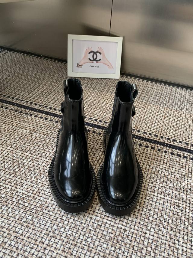 普拉达Prada顶级版本 机车高靴来了，上脚超机好看穿着舒适高雅 专柜原版开模大底1:1复刻 采用 面料：头层牛皮，进口防爆裂开边珠 内里采用进口混种羊皮里 原