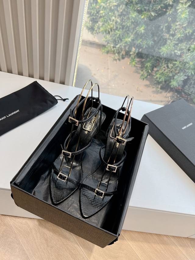 G988顶级品质Saint Laurent 圣罗兰Lee水貂毛拖鞋高跟鞋 Ysl姐姐的美丽尤物高跟鞋 又是人间圣罗兰 Rose同款的小方头 高跟鞋化很好修饰脚型