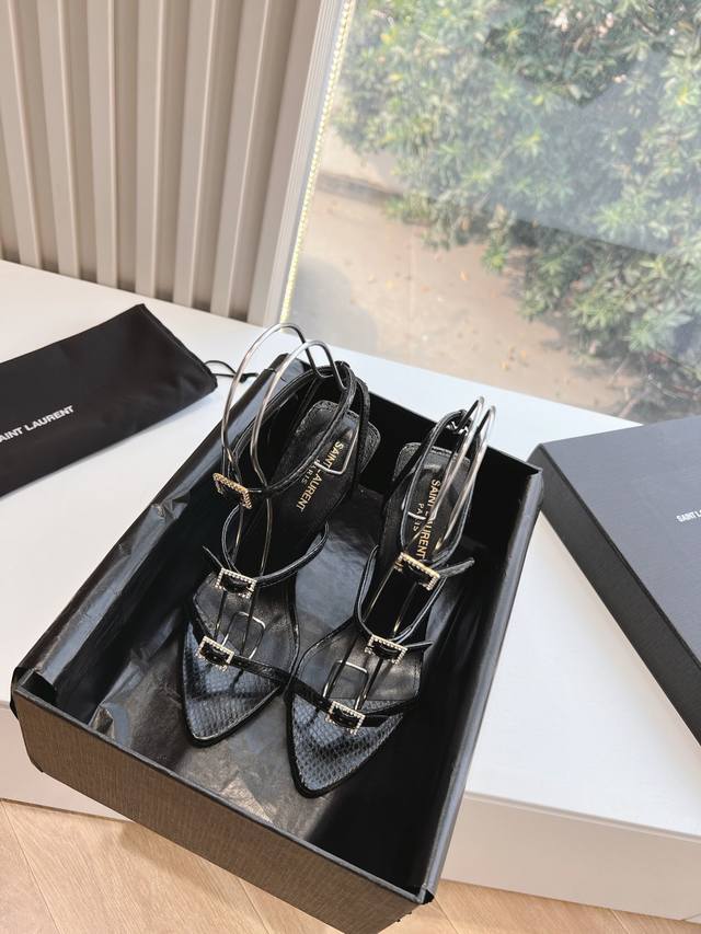 G988顶级品质Saint Laurent 圣罗兰Lee水貂毛拖鞋高跟鞋 Ysl姐姐的美丽尤物高跟鞋 又是人间圣罗兰 Rose同款的小方头 高跟鞋化很好修饰脚型