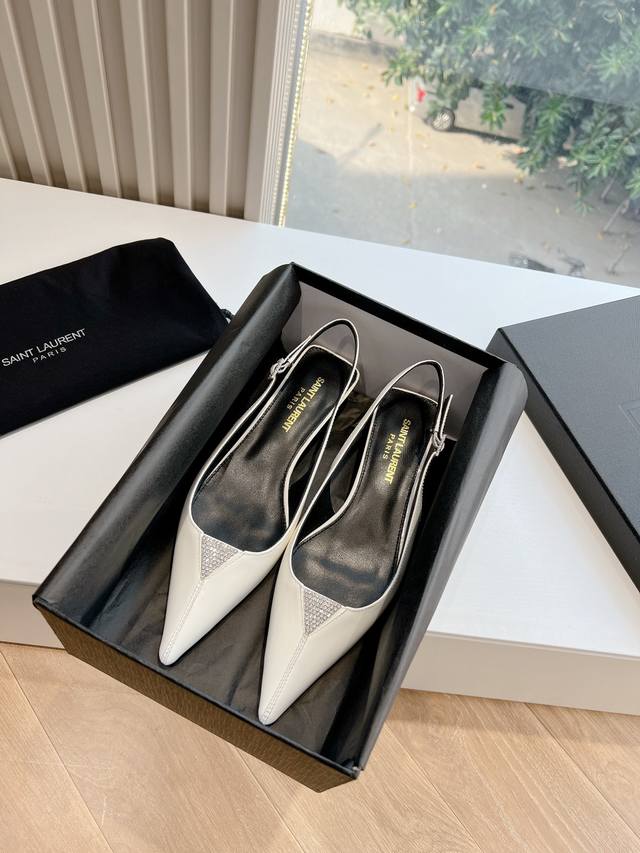 G085顶级品质Saint Laurent 圣罗兰Lee金属钻扣Ysl姐姐的美丽尤物高跟鞋 又是人间圣罗兰 Rose同款的猫跟鞋高跟鞋化很好修饰脚型，奢华金属链