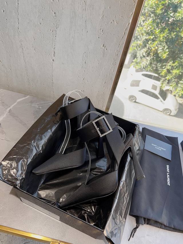 Saint Laurent 圣罗兰金属钻链条高跟鞋 你 Ysl姐姐的美丽尤物高跟鞋 又是人间圣罗兰 Rose同款的小方头 高跟鞋化很好修饰脚型，奢华金属链 这几