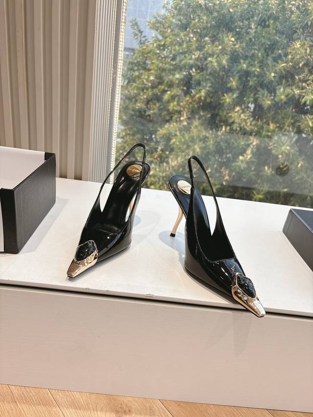 G085G988春季2025新款顶级品质Saint Laurent 圣罗兰Lee金属扣单鞋 Ysl姐姐的美丽尤物高跟鞋 又是人间圣罗兰 Rose同款的小方头 高