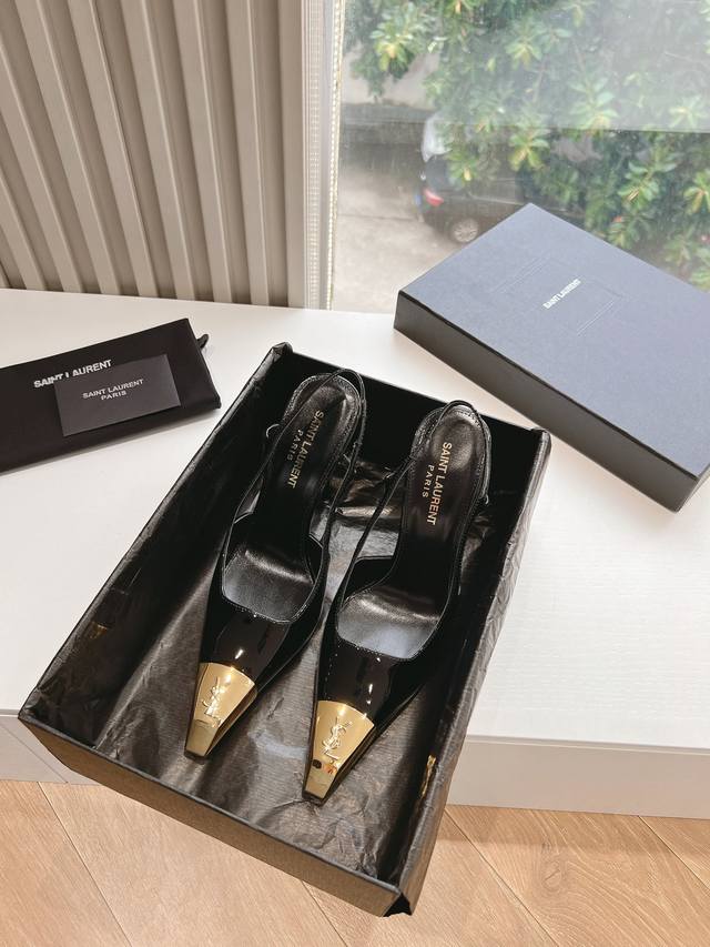 G085顶级品质Saint Laurent 圣罗兰Lee金属扣单鞋 Ysl姐姐的美丽尤物高跟鞋 又是人间圣罗兰 Rose同款的小方头 高跟鞋化很好修饰脚型，奢华