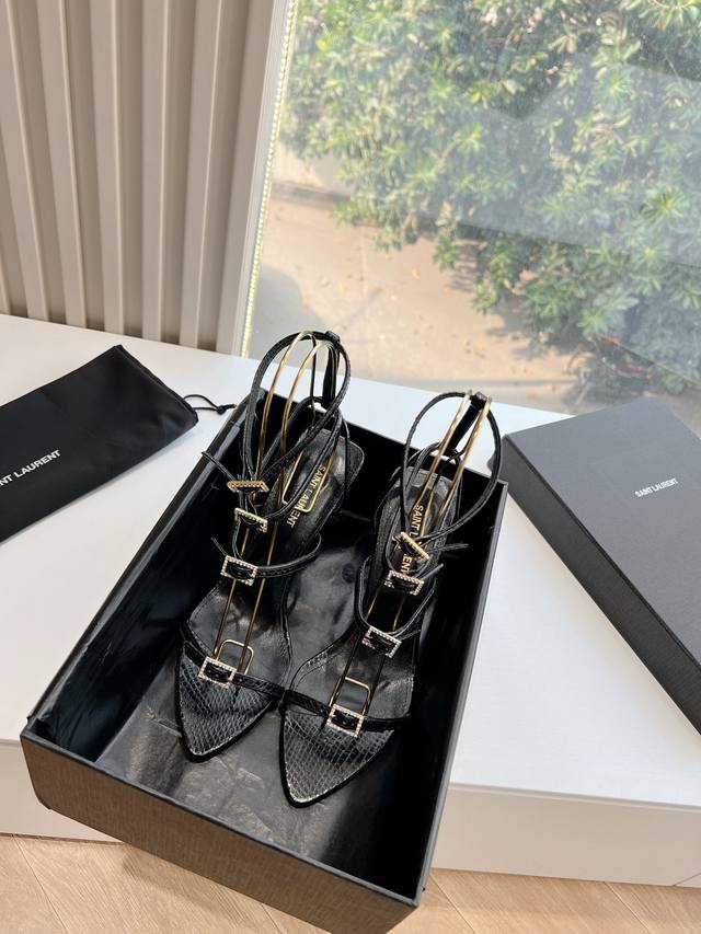 G988顶级品质Saint Laurent 圣罗兰Lee水貂毛拖鞋高跟鞋 Ysl姐姐的美丽尤物高跟鞋 又是人间圣罗兰 Rose同款的小方头 高跟鞋化很好修饰脚型