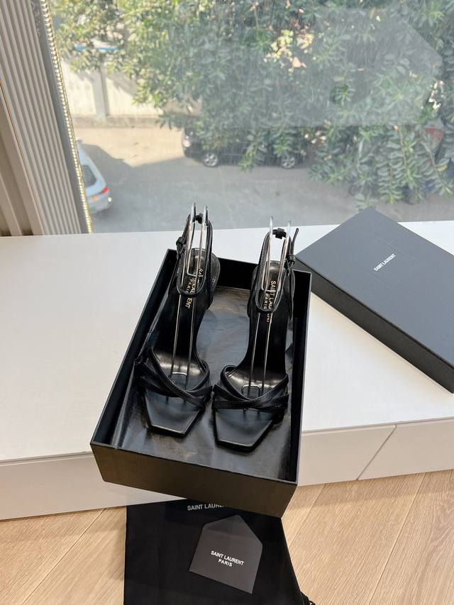 G988顶级品质Saint Laurent 圣罗兰坡跟鱼嘴凉鞋Lee金属钻链条尖头高跟鞋Ysl姐姐的美丽尤物高跟鞋 又是人间圣罗兰 Rose同款的高跟鞋化很好修