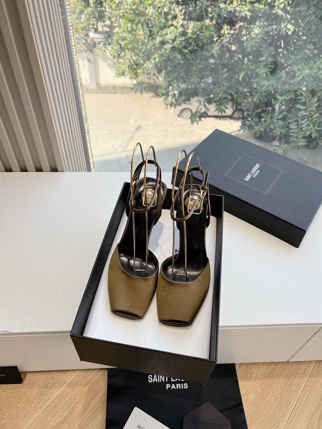 G288顶级品质Saint Laurent 圣罗兰坡跟鱼嘴凉鞋Lee金属钻链条尖头高跟鞋Ysl姐姐的美丽尤物高跟鞋 又是人间圣罗兰 Rose同款的高跟鞋化很好修