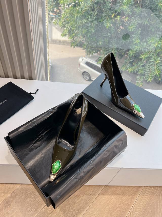 G988春季2025新款顶级品质Saint Laurent 圣罗兰Lee宝石高跟性感单鞋 Ysl姐姐的美丽尤物高跟鞋 又是人间圣罗兰 Rose同款的小方头 高跟