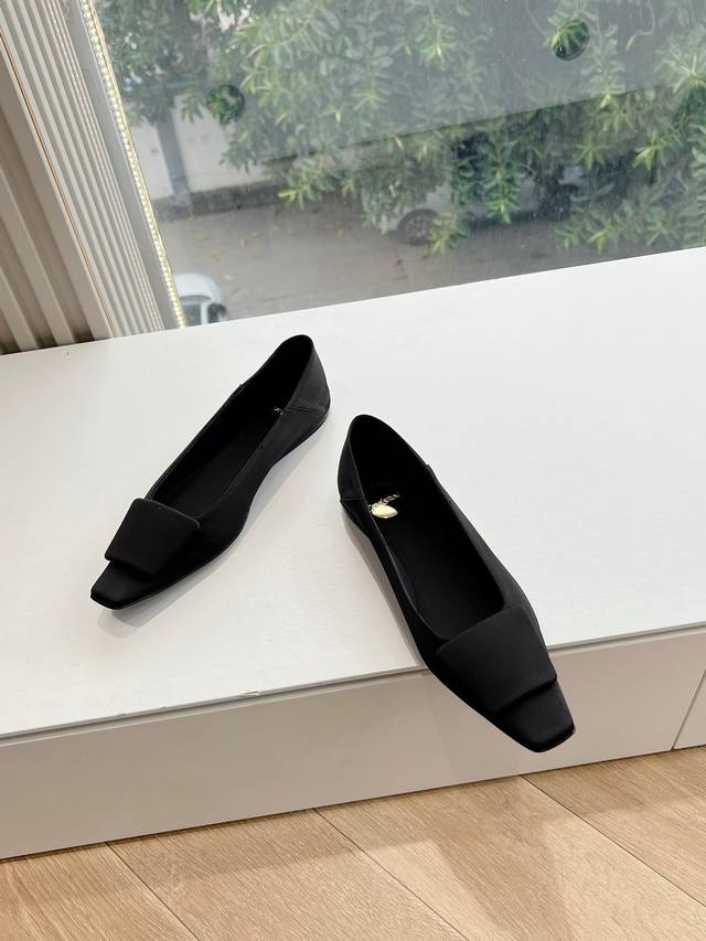 G085G988春季2025新款顶级品质Saint Laurent 圣罗兰Lee玛丽珍平底单鞋 Ysl姐姐的美丽尤物高跟鞋 又是人间圣罗兰 Rose同款的小方头