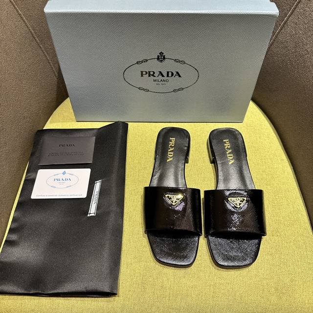 Prada 普拉达 Ss春夏新品 Saffiano漆皮拖鞋 闪亮登场 小红书各大博主推荐，1-1开发 彰显经典魅力。 跟高1.5公分 面料十字纹漆皮 羊皮内里