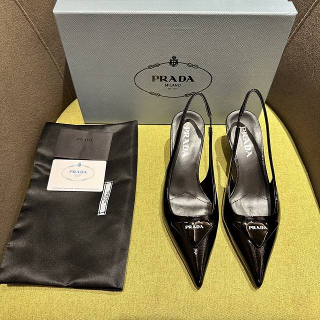 Prada 普拉达 Ss春夏新品 Saffiano漆皮吊带高跟鞋 闪亮登场 小红书各大博主推荐，1-1开发 这款精致的皮革凉鞋兼具时尚优雅格调和极简风格。修长锥