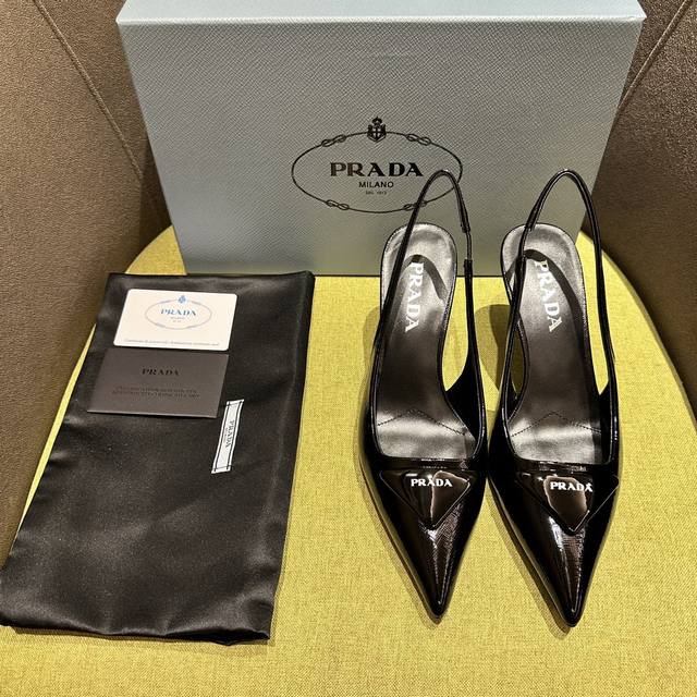 Prada 普拉达 Ss春夏新品 Saffiano漆皮吊带高跟鞋 闪亮登场 小红书各大博主推荐，1-1开发 这款精致的皮革凉鞋兼具时尚优雅格调和极简风格。修长锥