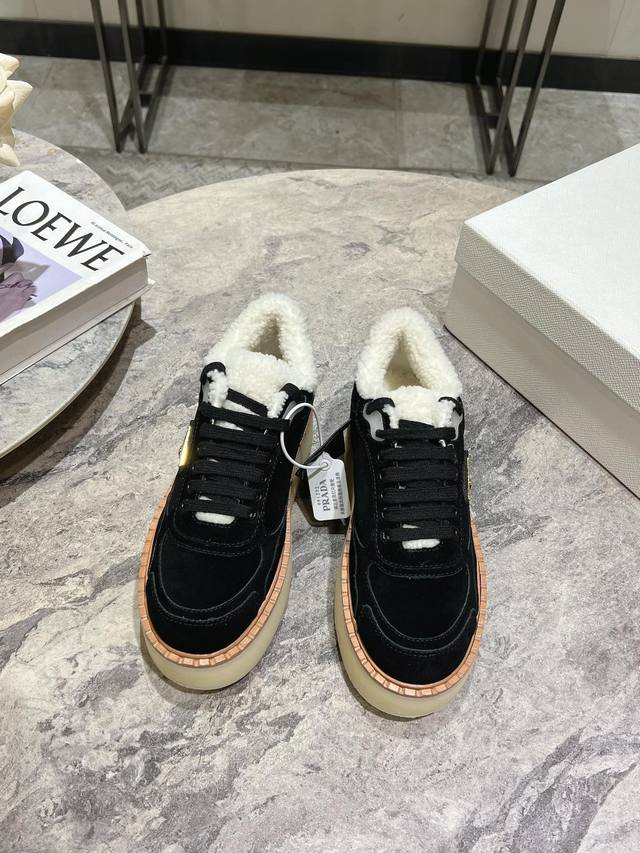 顶级品质 Prada Fw25 New Arrival～ P家2025秋冬麂皮羊羔毛运动鞋 厚度的造型，轻松增高5Cm 麂皮的温和质感，搭配皮毛一体羊羔毛内里，