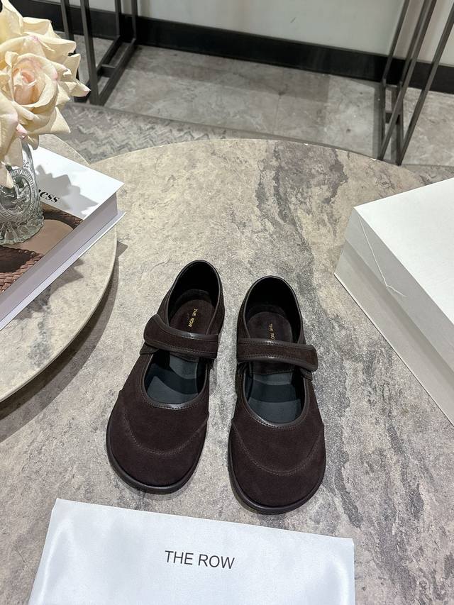 Therow 2025 秋冬新品极简圆头 芭蕾舞 单鞋 The Row新一季的设计延续极简主义 新款 Canal一脚蹬平底鞋 云朵般柔软的鞋体 兼具优质质感与易