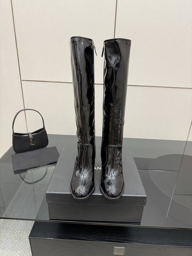 短靴 长靴 Chane*｜小香经典拼色粗跟弹力靴 感受经典与潮流的激情碰撞。 这双靴子巧妙融合品牌标志性元素 以大胆而和谐的拼色设计 打破常规 鞋跟处精致的双C