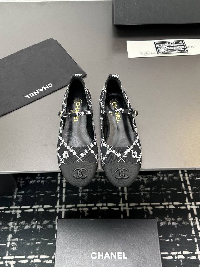 2025小香 本季秋冬季必备单品！！ 香奈儿春秋重工爆款 小红书力推款，怎么搭配都好看，时髦精必备，香奈儿女士钟爱简约又难以抗拒系搭配展现与众不同的穿搭风格、自