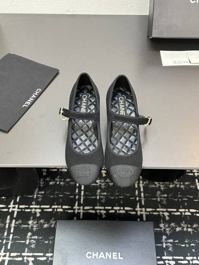 香家Chane 25款玛丽珍芭蕾舞单鞋走秀款 鞋面：面料原版一比一羊皮绸缎，羊皮里，原版一比一开超美芭蕾舞鞋 内里：进口平整柔软粒面牛皮内里水染羊皮垫脚 大底：