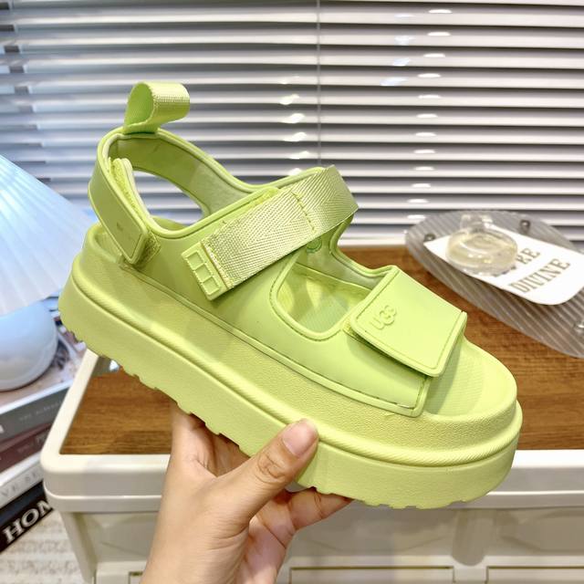 毛毛虫绿色 Ugg官网夏季最新款 Ugg推出的炫金魔术贴厚底凉鞋款 炫金凉鞋，多巴胺色系，绑带设计 更贴合脚背 活力感拉满，真嘟超级少女~一眼沦陷，Eva大底，