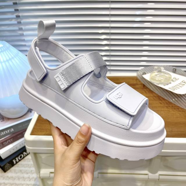 洋流蓝色 Ugg官网夏季最新款 Ugg推出的炫金魔术贴厚底凉鞋款 炫金凉鞋，多巴胺色系，绑带设计 更贴合脚背 活力感拉满，真嘟超级少女~一眼沦陷，Eva大底，脚