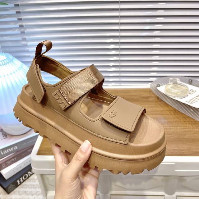 野牛棕色 Ugg官网夏季最新款 Ugg推出的炫金魔术贴厚底凉鞋款 炫金凉鞋，多巴胺色系，绑带设计 更贴合脚背 活力感拉满，真嘟超级少女~一眼沦陷，Eva大底，脚