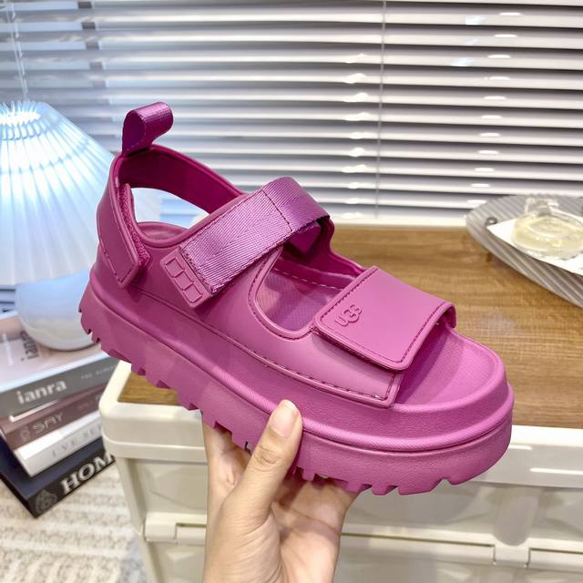 山竹紫色 Ugg官网夏季最新款 Ugg推出的炫金魔术贴厚底凉鞋款 炫金凉鞋，多巴胺色系，绑带设计 更贴合脚背 活力感拉满，真嘟超级少女~一眼沦陷，Eva大底，脚