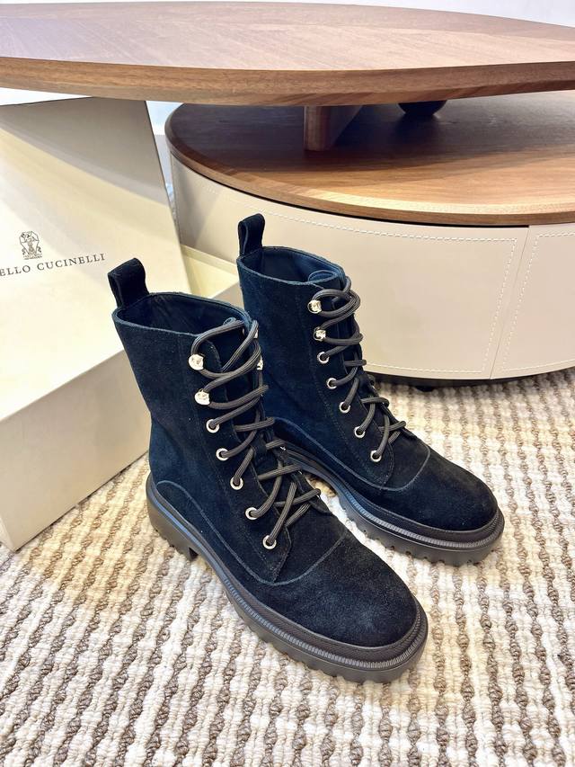 Brunello Cucinell布鲁奈罗库奇内利 25S早秋新款 厚底系带马丁靴 超级温柔的绒面颜色呀，鞋面采用翻毛皮牛反绒做出质感效果，整体温柔舒适氛围满满