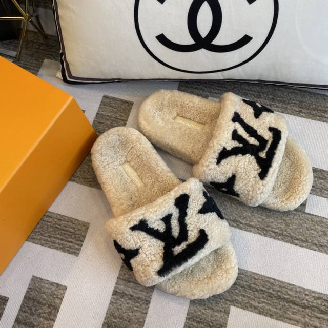 量大从优 可合作档口 新款 Louis Vuitton Lv毛拖 官网同步：专柜品质！我家只做全真皮羊羔毛 一款巨型潮流的秋冬厚毛拖，超舒服、奢华的羊毛质感让你