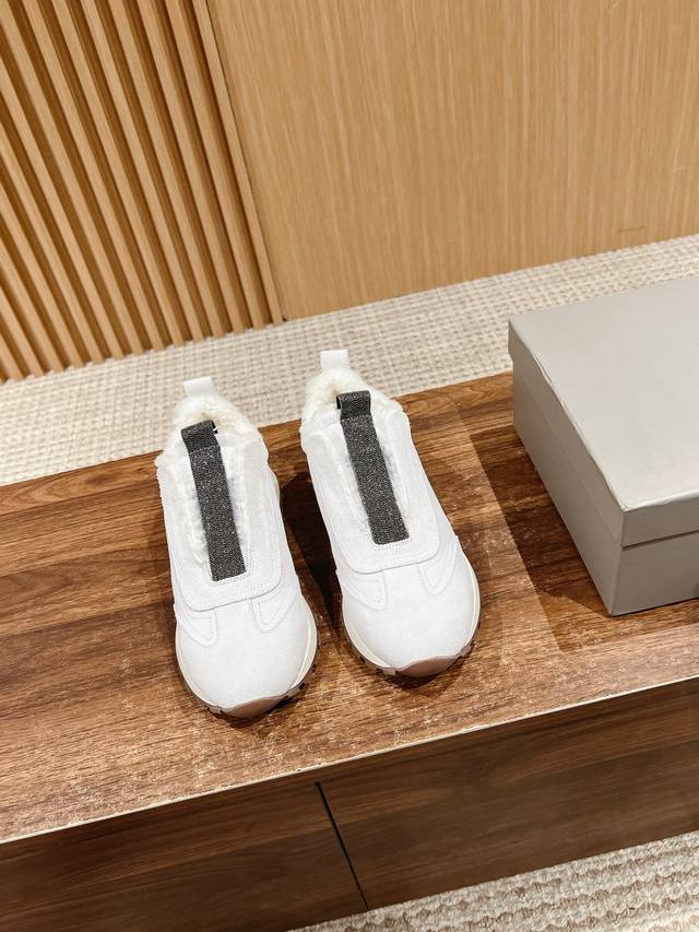 布鲁内诺库奇内利 国内外最流行的，四季休闲运动鞋。买回十多套原版，历经半年多的开发，匠心制作，每道工序都有专人验货，生产出了高品质的鞋大底1比1开模，所有材料，