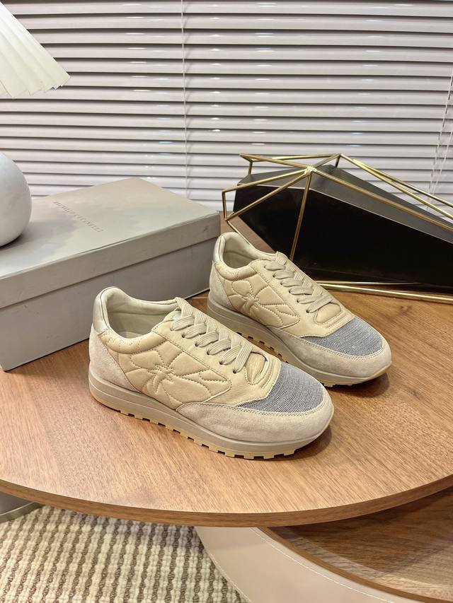 国内外最流行的，四季休闲运动鞋。Bc买回十多套原版，历经半年多的开发，匠心制作，每道工序都有专人验货，生产出了高品质的鞋大底1比1开模，所有材料，面料头层牛皮，