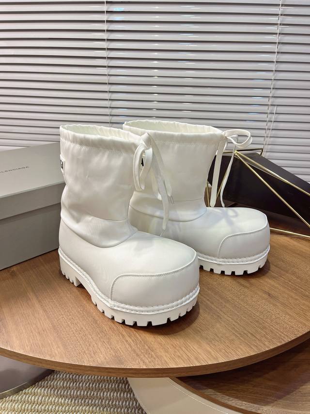 Balenciaga羽绒雪地靴 期待已久巴黎世家Skiwer系列 黑.白极限版4W＋ 白色造型感强、黑色耐久度纠结呀 冻脚不存在的、这个冬天不怕冷 双面羽绒保暖