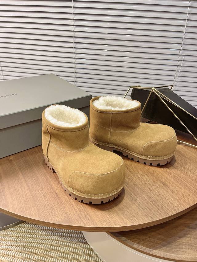 Balenciaga 巴黎世家新款大头高跟雪地靴 巴黎世家解锁La大秀Oversized在巴黎世家已经不是不够显眼了 但是搭配厚重好的雪地靴主打一个行李箱当放满