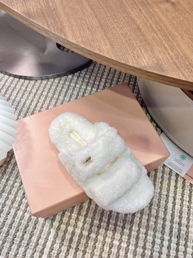 Miumiu缪缪秋冬最新款毛毛拖鞋～ Miu家今年也是出了不少 这双毛拖也好好看！皮质的就是非常高级呀 搭配秋冬的牛仔短裤 简直就是完美呀 大爱款，有时尚元素，