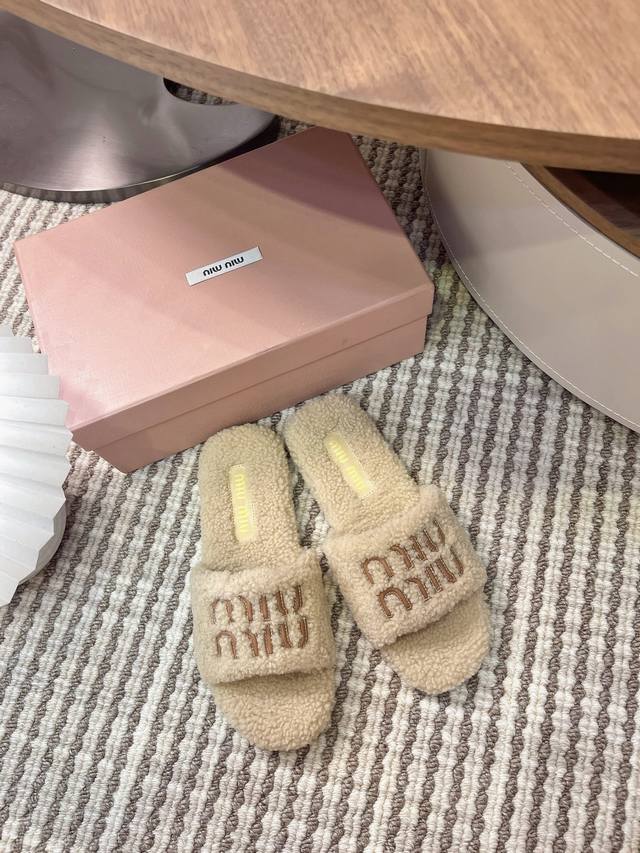 Miumiu 缪缪25Ss秋冬走秀新款 明星同款平底居家毛毛拖鞋 出现在各大时装杂志封面，闭眼入都是不会后悔 上脚非常舒服超舒适 Zp订制面料 Miumiu｜缪