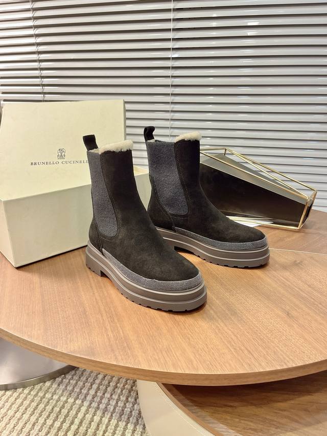 布鲁内诺库奇内利#秋冬季真皮厚底英伦风一脚蹬绒里切尔西靴带你踏上时尚新征程 这款切尔西靴设计简约而不失优雅，散发着独特的气质魅力。 走在街头，它的身影就如同一位