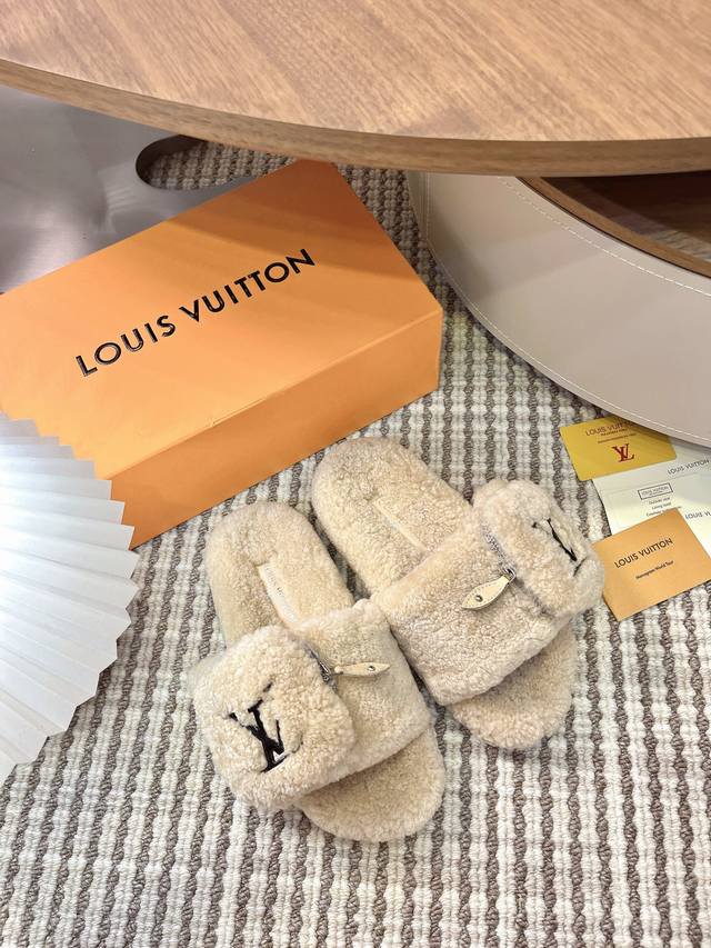 Louis Vuitton 2025 秋冬新款时尚魔术贴拉链包羊羔毛女拖鞋 Lv字母Logo平底圆头拼色露趾居家鞋 鞋面：进口100%羊羔毛 大底：原版开模防滑