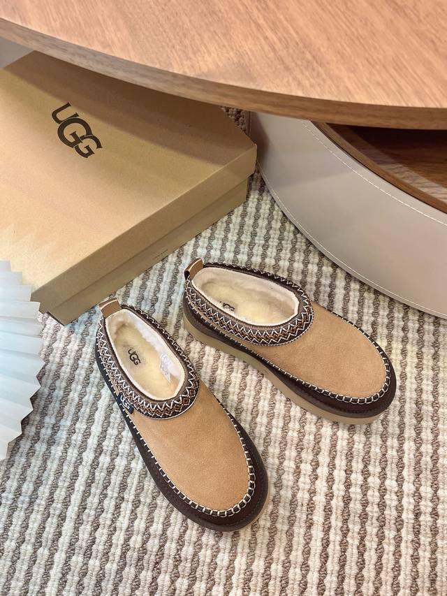 Ugg 秋冬新款 民族风塔茨系列加厚增高款毛毛鞋 一脚蹬 休闲时尚 民族风和轮胎鞋的结合 时尚简 鞋面采用真羊羔毛 内里羊皮毛一体，保暖舒适 加厚大底 鞋口原版