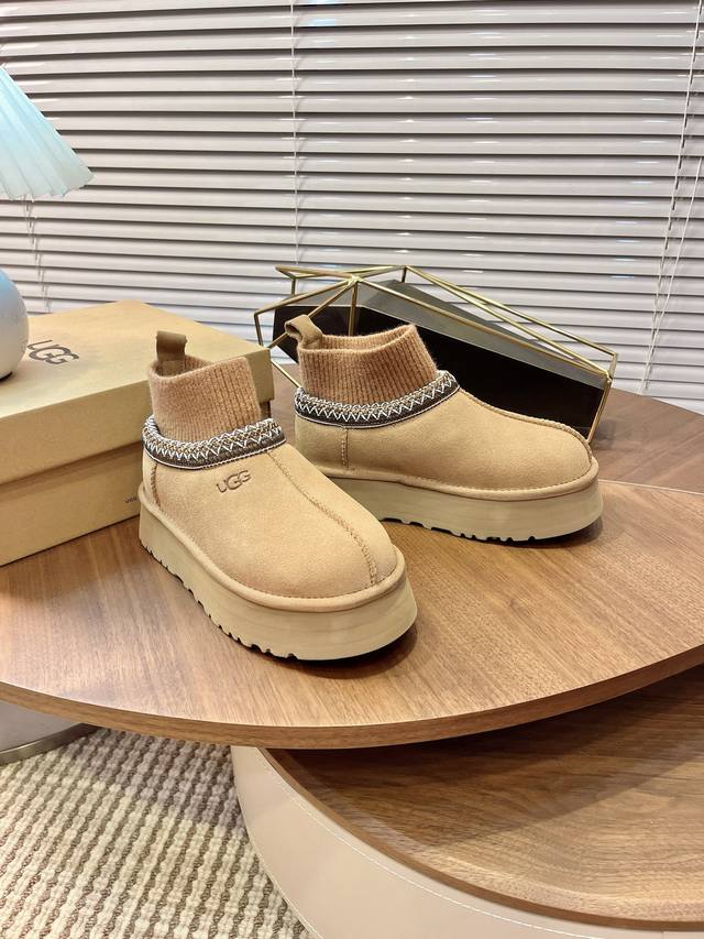 Ugg 新款雪地靴民族风加袜套款，袜套就入羊毛 面采用进口光丝牛翻毛皮，内用隆丰皮毛一体， 底，高4.5公分，发泡大底，具有轻防滑特点 码数35-40